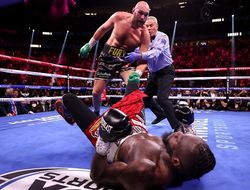 фото - Деонтей Уайлдер доставлен в больницу после поражения нокаутом от Фьюри