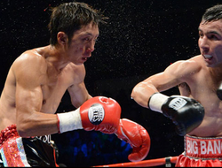 фото - Адриан Эрнандес побывал на полу, но всё-таки забил Атсуши Какутани