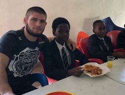 фото - Фьюри пересёкся с Мэйуэзером, ещё один маскот в нокауте, Хабиб кушает с детьми в Нигерии — соцсети