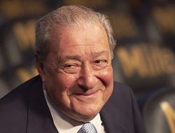 фото - Боб Арум: На Ломаченко всё заживает, как на собаке