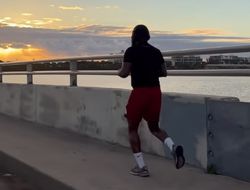 фото - Полуголый Броунер станцевал среди мужчин и показал форму — видео