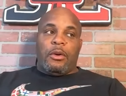 фото - Кормье назвал лучшего тяжеловеса UFC и удивил — это не он, не Джонс и даже не Нганну