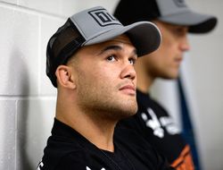 фото - UFC 205: Лоулер отказался от боя с Серроне?