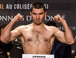 фото - Бетербиев стал чемпионом мира, остановив Кёллинга