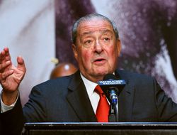 фото - Арум жалуется на продажи в США: Бетербиев может провести следующий бой в России