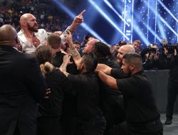 фото - Держите меня семеро: Тайсон Фьюри зажигает на шоу WWE — фото и видео
