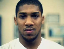 фото - Энтони Джошуа подерётся с Денисом Бахтовым