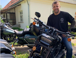 фото - Усик с другом, Волков точит мечи и копья, Бриедис на мотобайке — соцсети 