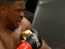 фото - Сэмюэль Питер так бил Фьюри ниже пояса, что повредился и проиграл