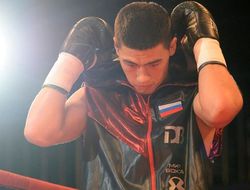 фото - Дмитрий Бивол подерётся с Джоном Райдером в андеркарде у Диллиана Уайта — СМИ