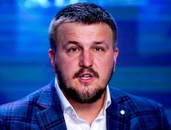 фото - Промоутер Усика не согласен с промоутером Фьюри по поводу причины срыва боя