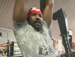 фото - Боль за боль. Чисора ответил Усику — Хэй лупит Дерека по пузу: видео