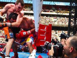 фото - Мэнни Пакьяо жалуется на бездействие рефери