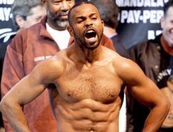 фото - Поединок Роя Джонса и Дэнни Сантьяго переносится на неопределенный срок