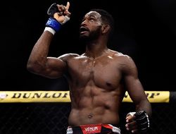 фото - Пора уходить? Экс-чемпион UFC Лоулер проиграл в четвёртый раз подряд