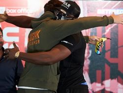 фото - Дерек Чисора назвал команду Усика «русскими». Эдди Хирн его поправил