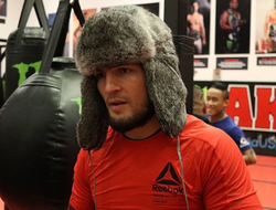 фото - Встреча Фьюри и Усика, Хопкинс о тюрьме, Хабиб изменил папахе — соцсети 