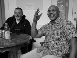 фото - Ужасная травма Альвареса, топ-5 боксёров в истории от Хана, бегство Каша Али с арены — соцсети