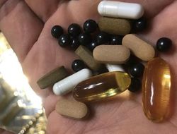 фото - Проводников вспомнил вагон с рыбой, Липинец получил от жены шваброй, Фергюсон показал свои таблетки — соцсети