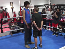 фото - Огромный Фундора и «маленький» Цзю впервые лицом к лицу: видео