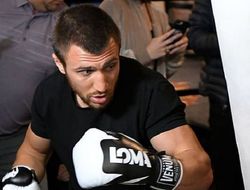 фото - Ломаченко выбрасывает 28 киков, Джошуа вернулся к тренировкам, Жервонта работает в зале — видео