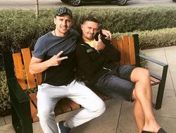 фото - Усик и Гвоздик уже в Штатах, Поветкин работает с каплей, Фьюри отправил поцелуй Уайлдеру — соцсети