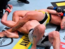 фото - Слабонервным не смотреть! Страшный болевой на руку Тони Фергюсона — он не сдался: видео