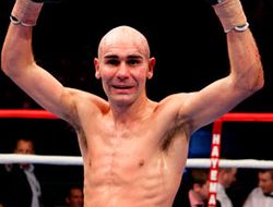 фото - (Результаты) Стюарту Холлу присудили победу в равном бою с Пералесом