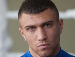 фото - Видео: Василий Ломаченко успокаивает болельщиков