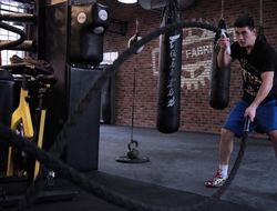 фото - «Юный падаван» Бивол упражняется с красными булавами — видео