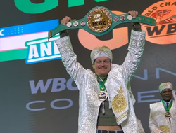 фото - Александр Усик схватил пояс WBC и заявил: «Он мой!» — видео