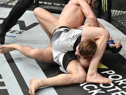 фото - Махачев уничтожает Хукера: полное видео боя на UFC 267