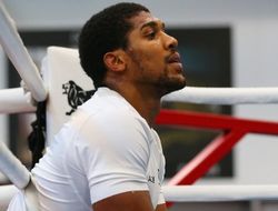 фото - Энтони Джошуа за неделю до боя с Поветкиным слёг с вирусом — Эдди Херн