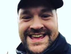 фото - Тренер лупит гламурными палками бегающего по рингу в трусах Фьюри — видео