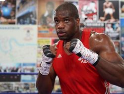 фото - Дэниел Дюбуа побьёт Усика: промоутер оценивает этот вариант боя за титул WBO