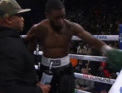 фото - Жуть дня: боец потерял сознание после столкновения головами — видео