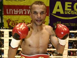 фото - Руэнроэнг отстоял титул в сплошной «грязи», чемпион ОИ-2004 дебютировал в профи