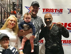 фото - Теофимо в студии ESPN, Фьюри встретился с Тайсоном, октагон-гёл скупает недвижимость — соцсети 