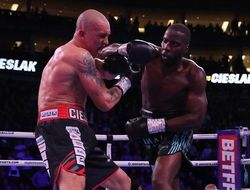 фото - Околи защитил титул WBO, который вынес в ринг Джошуа: видео