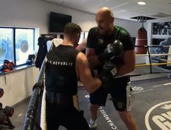 фото - Фьюри бьёт коротышку: видео фрагмента спарринга