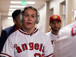 фото - Крис Сайборг боксировала: нокаутировала соперницу в стартовом раунде — видео