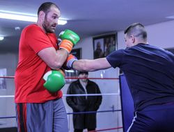 фото - Тайсон Фьюри жёстко фигачит брата Томми медболом. Джейк Пол не отстаёт — видео