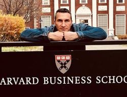 фото - Де Ла Хойя в басейне, Кличко в Гарварде, Бриедис занял место Усика — соцсети 