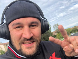 фото - Джошуа и Руис в Саудовской Аравии, Ковалёв боится сломать весы, Цзю поражает скоростью рук — соцсети 