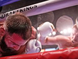 фото - Финиш боя Альварес – Плэнт: видео нокаута из рингсайда