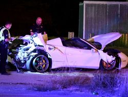 фото - Эррол Спенс разбил Ferrаri и находится в реанимации: его выбросило из авто — фото