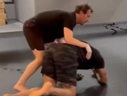 фото - Фанаты в шоке! Цукерберг «уронил» Перейру в спарринге: видео