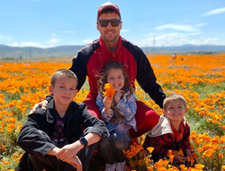 фото - Гвоздик с цветами жизни, Анбер скучает за Ломаченко, Мэйуэзер играет в покер — соцсети 