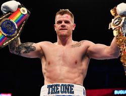 фото - Эдди Херн: Бетербиев и Джонсон — панчеры, как вам такой бой?