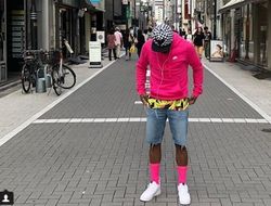 фото - Макгрегора высекли в камне, Мэйуэзер поменял наряд в Токио, вандализм в честь Канело — соцсети